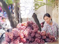 Báo động tràn ngập hoa quả Trung Quốc đội lốt hàng Việt