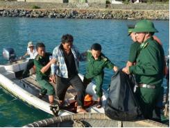 Bộ đội Biên phòng giúp ngư dân yên tâm bám biển