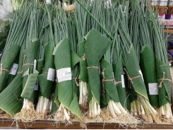 Vietnamese supermarkets replacing plastic bags with banana leaves