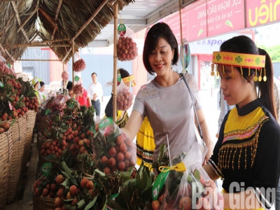 Bac Giang lychee recognized as specialty food with Southeast Asian record value