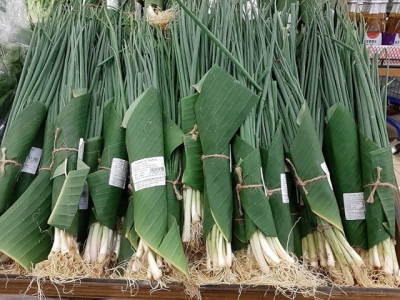 Vietnamese supermarkets replacing plastic bags with banana leaves