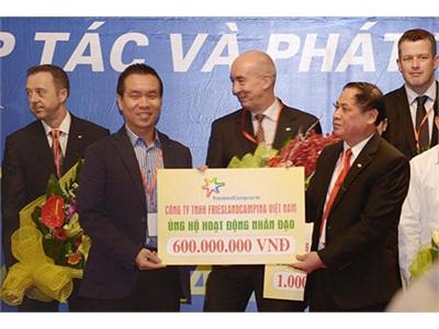 FrieslandCampina Trao Tặng 60 Con Bò Cho Dự Án Ngân Hàng Bò