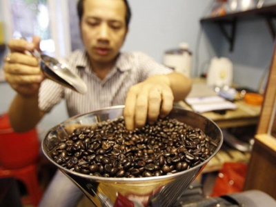 Asia Coffee-Vietnams coffee unharmed from storm; supplies tighten in Indonesida