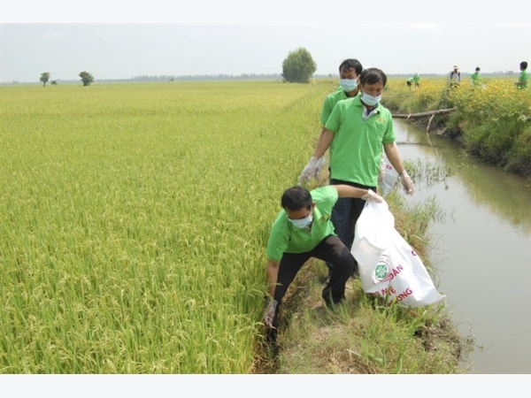 Cùng nông dân bảo vệ môi trường