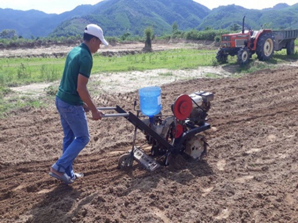 Nông dân chế tạo máy gieo hạt